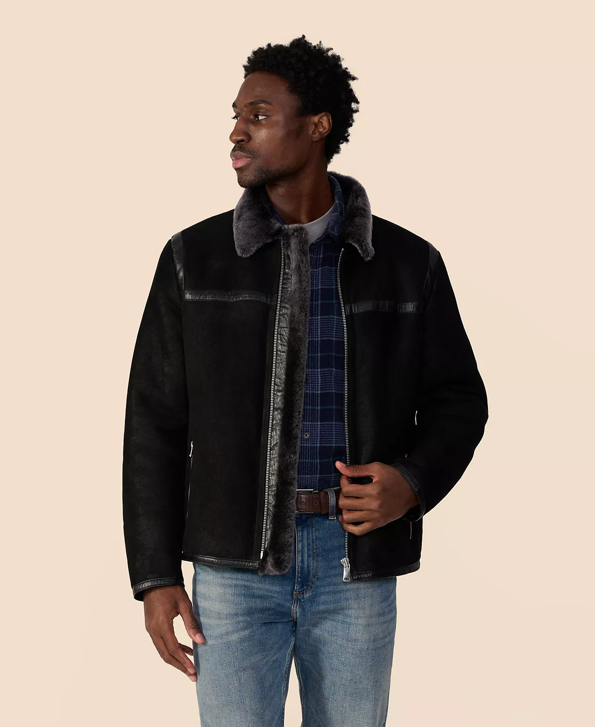 Мужская повседневная куртка из овечьей кожи с окантовкой черного цвета с отделкой из шерсти Brisa 106490₽