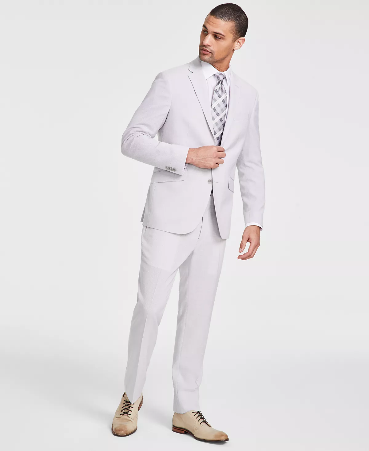 Мужской приталенный костюм в мини-клетку