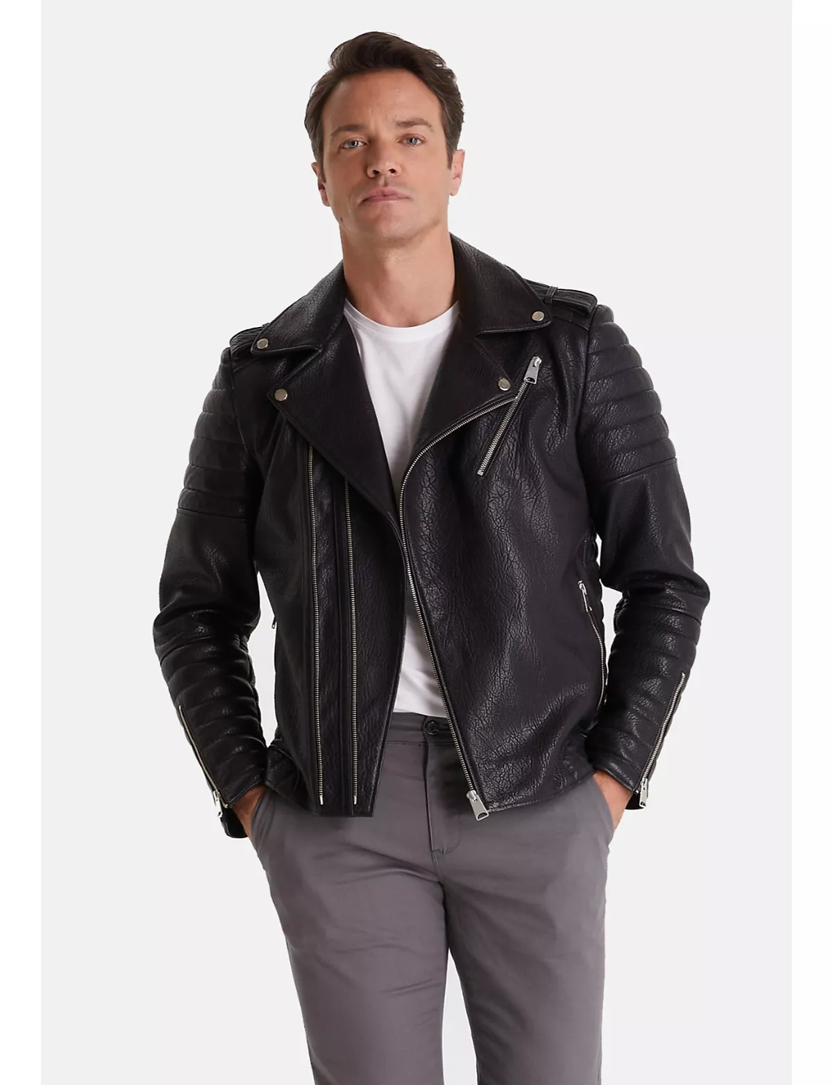 Мужская кожаная куртка черного цвета 60090₽