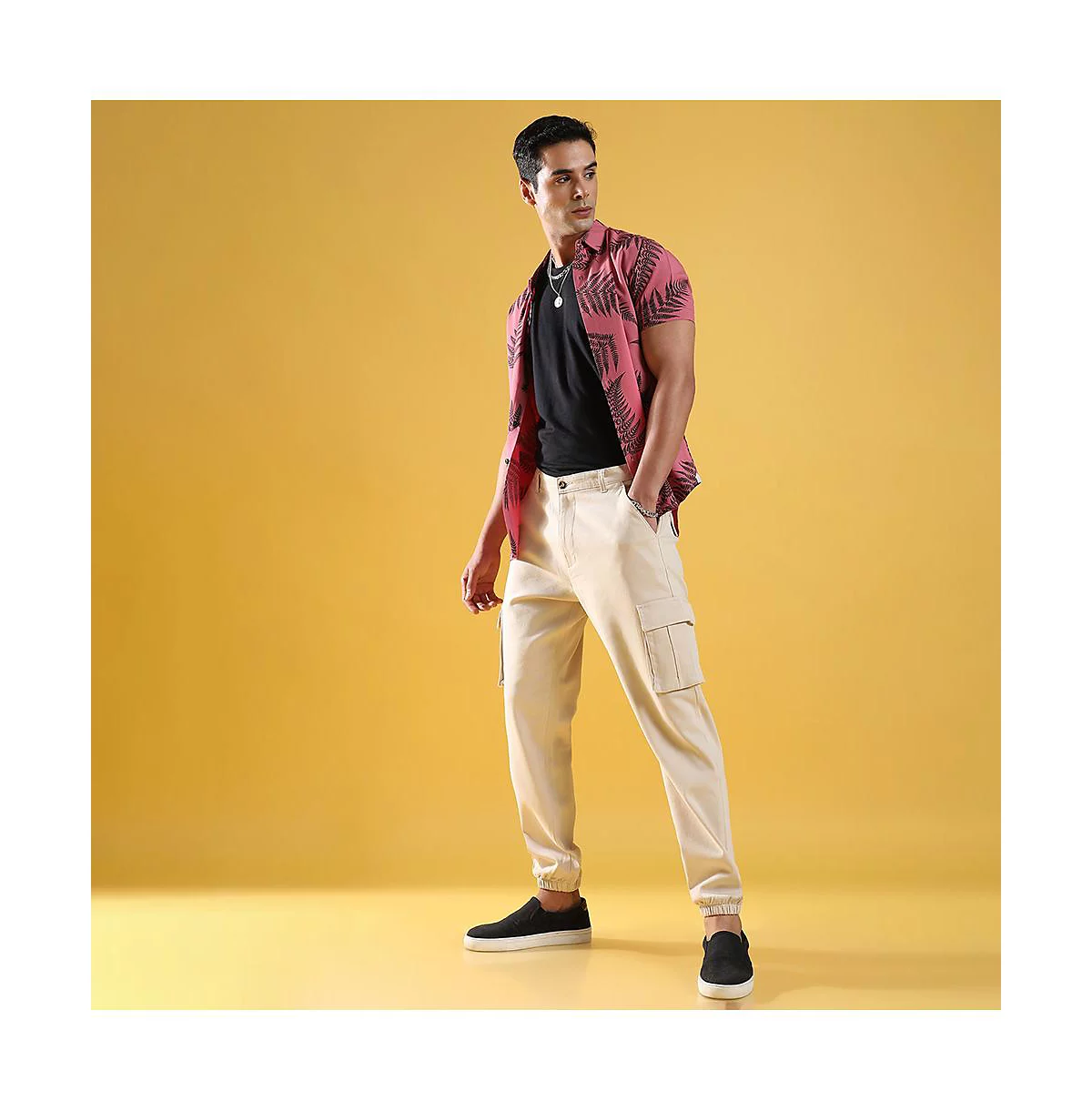 Мужские бежевые брюки-карго Campus Sutra с манжетами по низу 11690₽