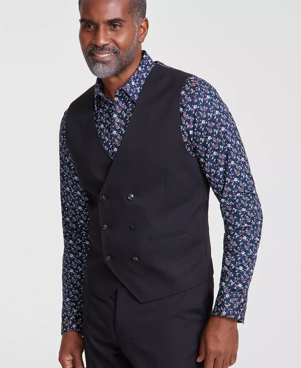 Мужской однотонный двубортный костюм классического покроя с отдельным жилетом 8790₽