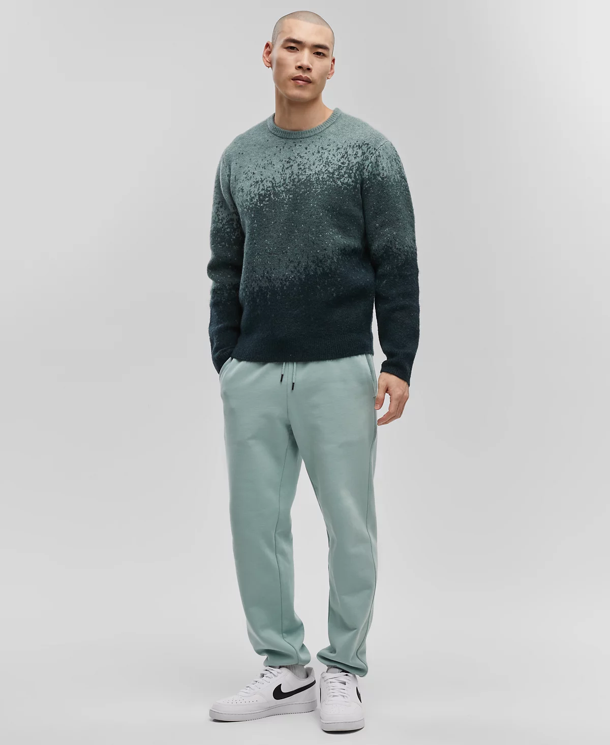 Модель одного мужского свитера-омбре обычного кроя созданного для Macys 10590₽