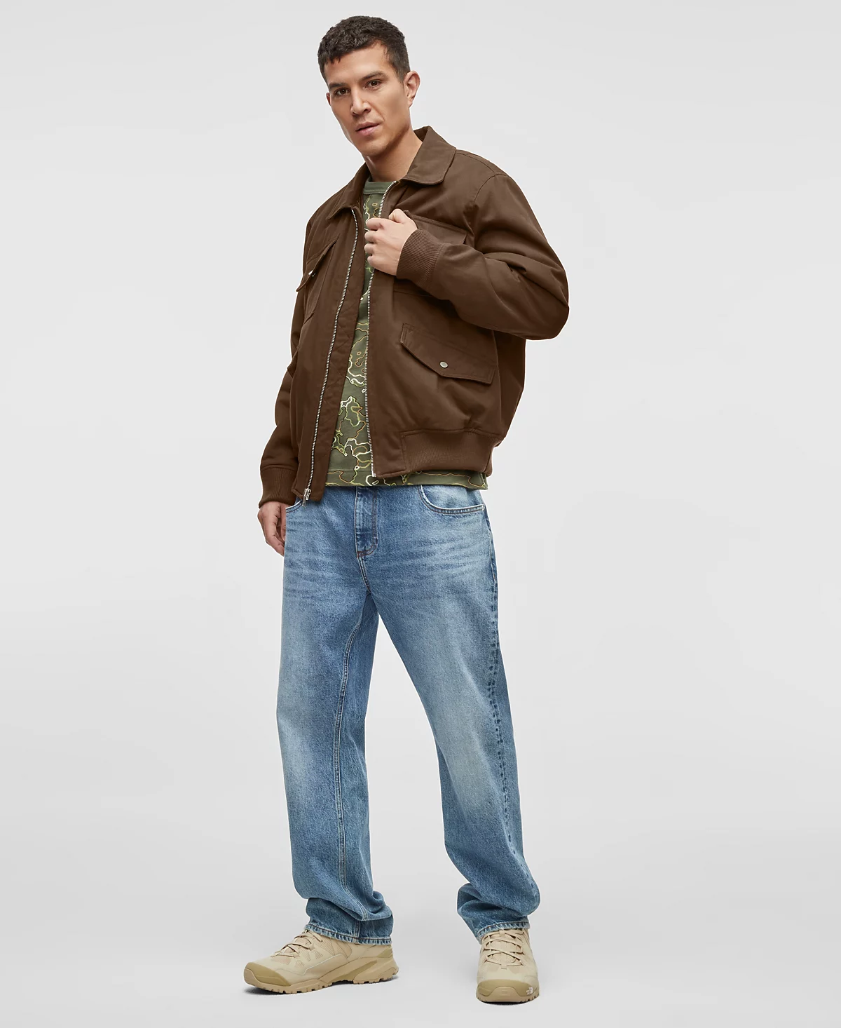 Модель мужской куртки-бомбера One с несколькими карманами созданной для Macys 14790₽