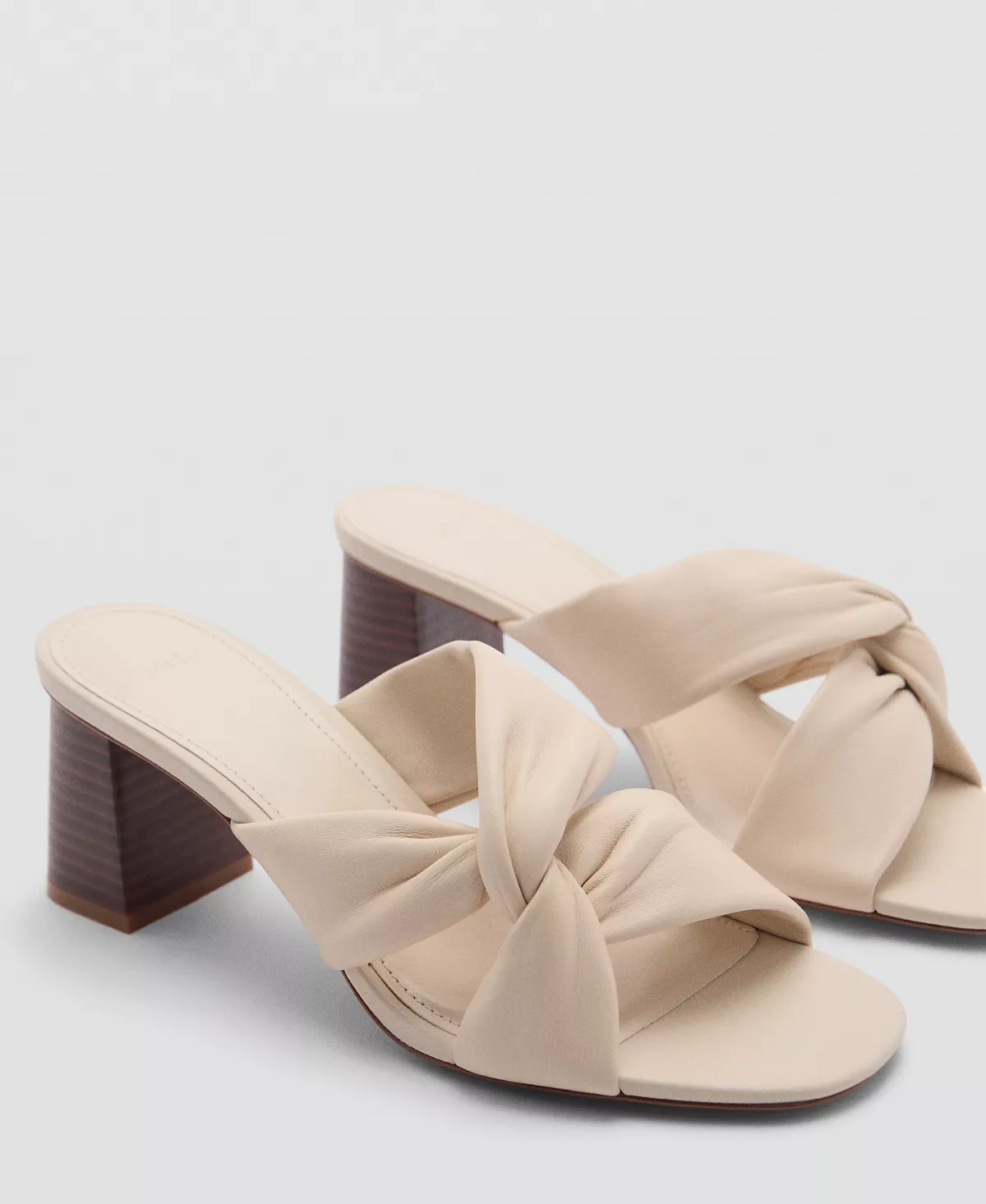 Женские кожаные босоножки с узлом Mango 11390₽