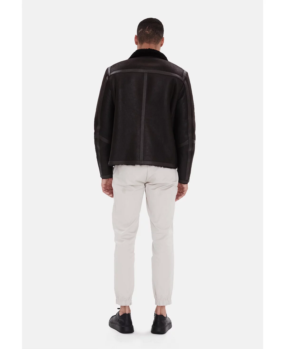 Мужская модная кожаная куртка стираного коричневого цвета из коричневой вьющейся шерсти 77490₽