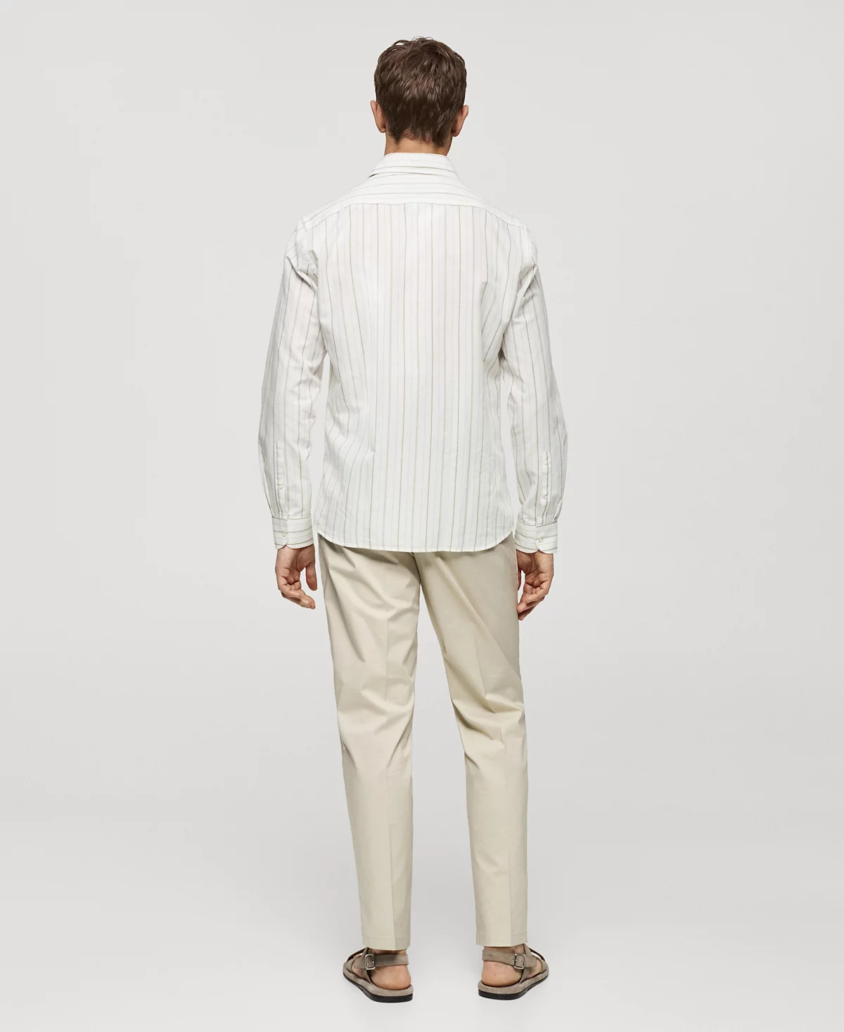 Мужская рубашка из хлопка и льна в полоску обычного покроя от Mango 9490₽