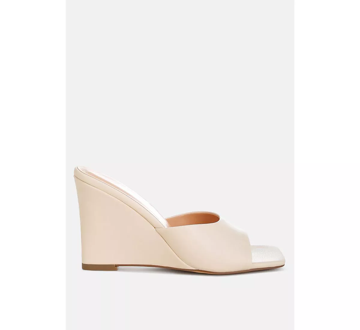 Босоножки на танкетке из искусственной кожи Norta 8990₽