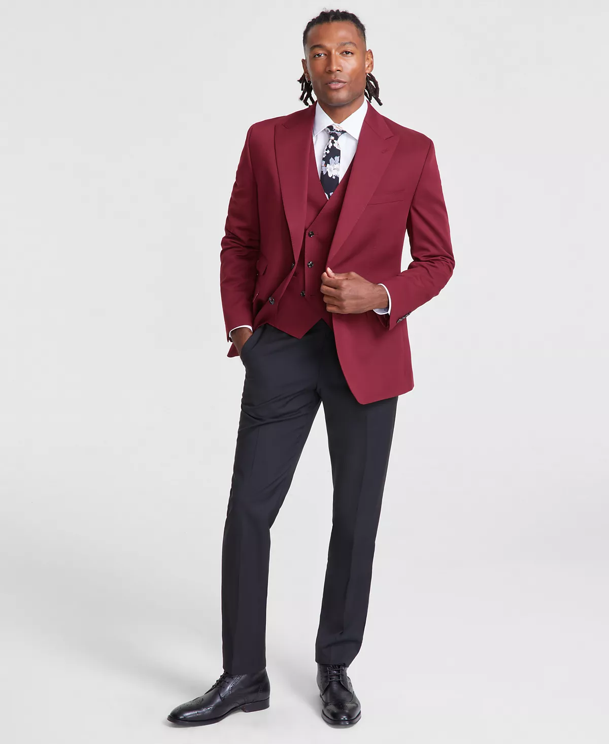 Мужской костюм классического покроя с отделкой и жилетом 3790₽