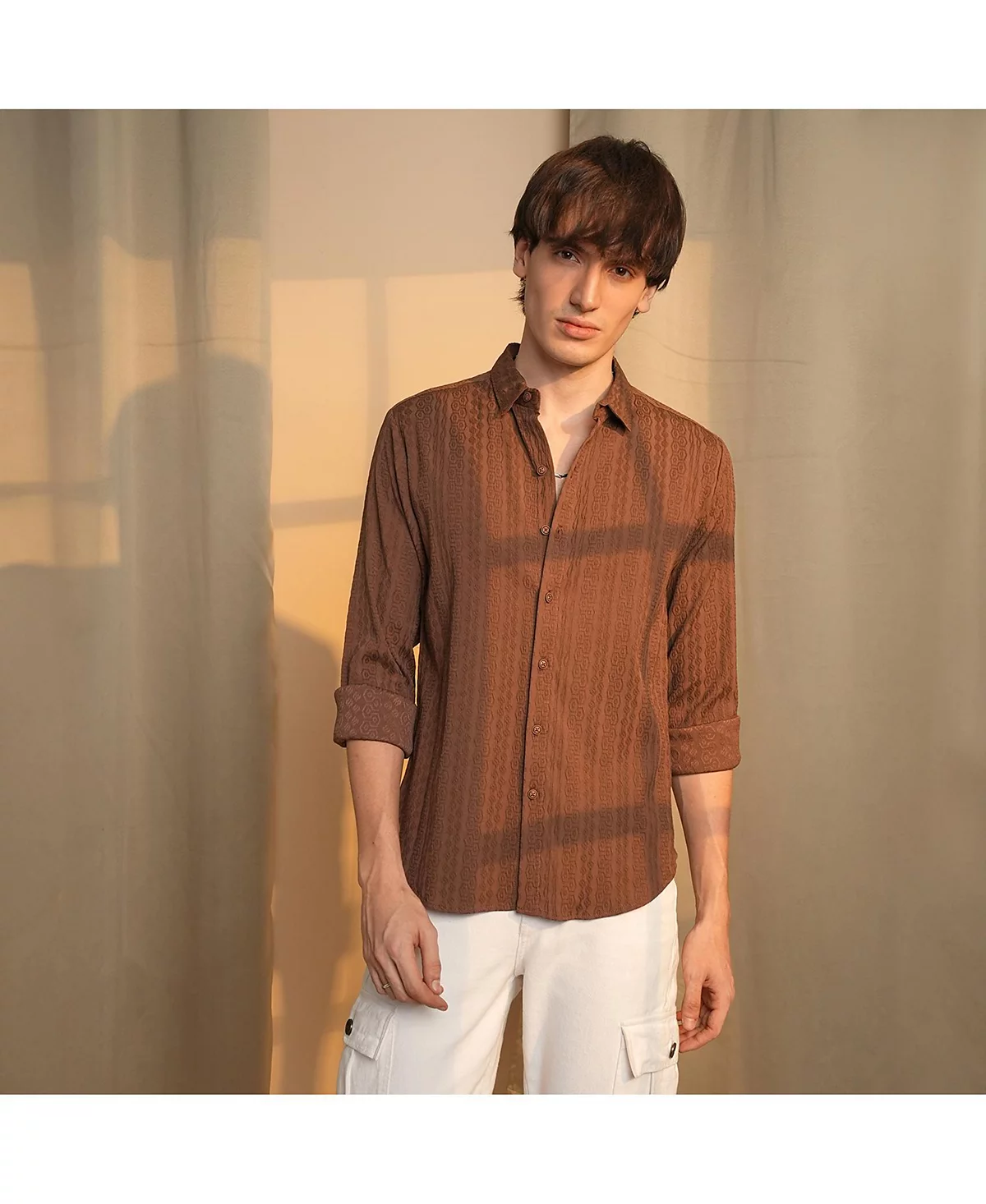 Мужская трикотажная рубашка Campus Sutra шоколадно-коричневого цвета с геометрической текстурой 10390₽