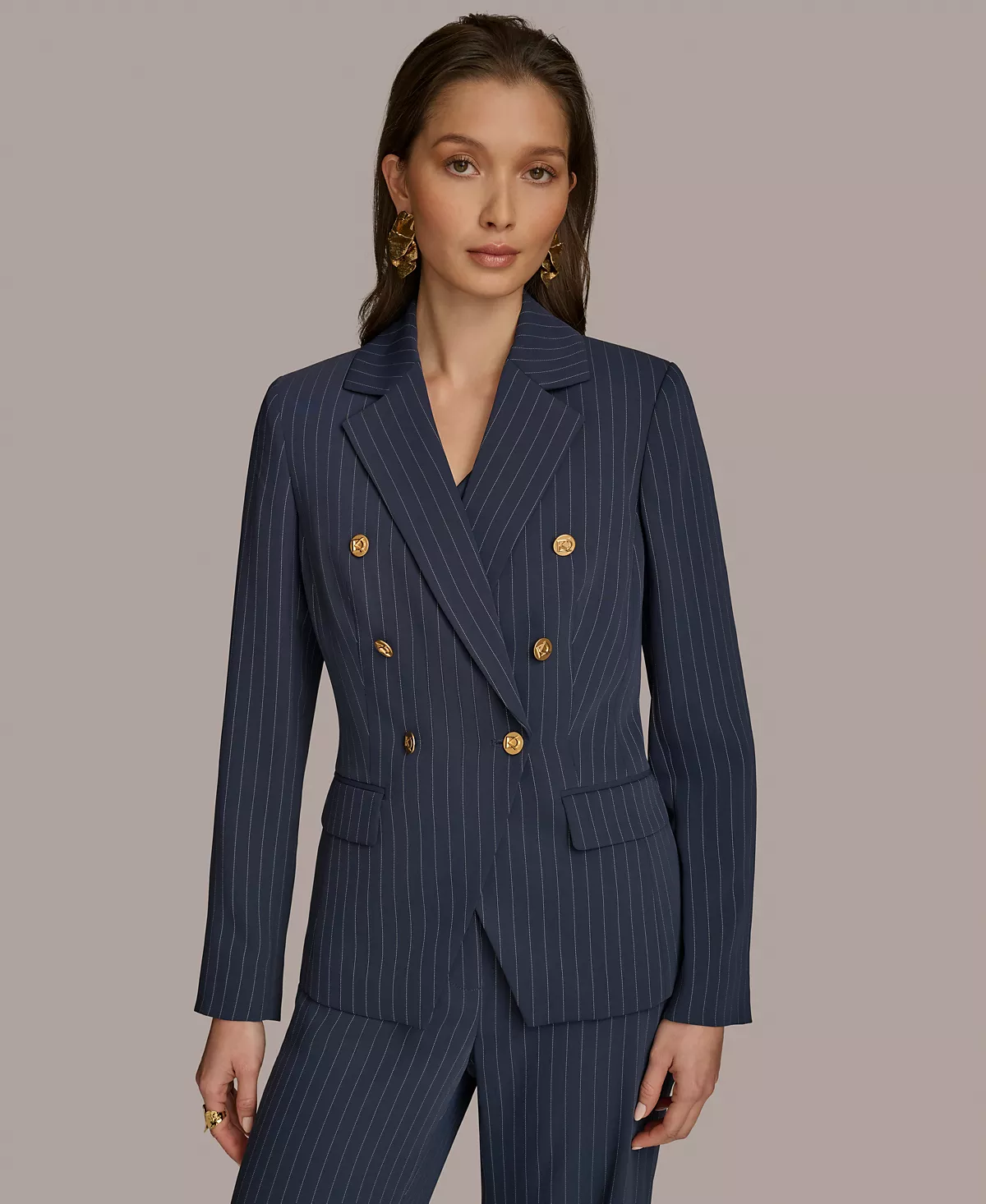 Двубортный блейзер в тонкую полоску и широкие брюки от Donna Karan New York