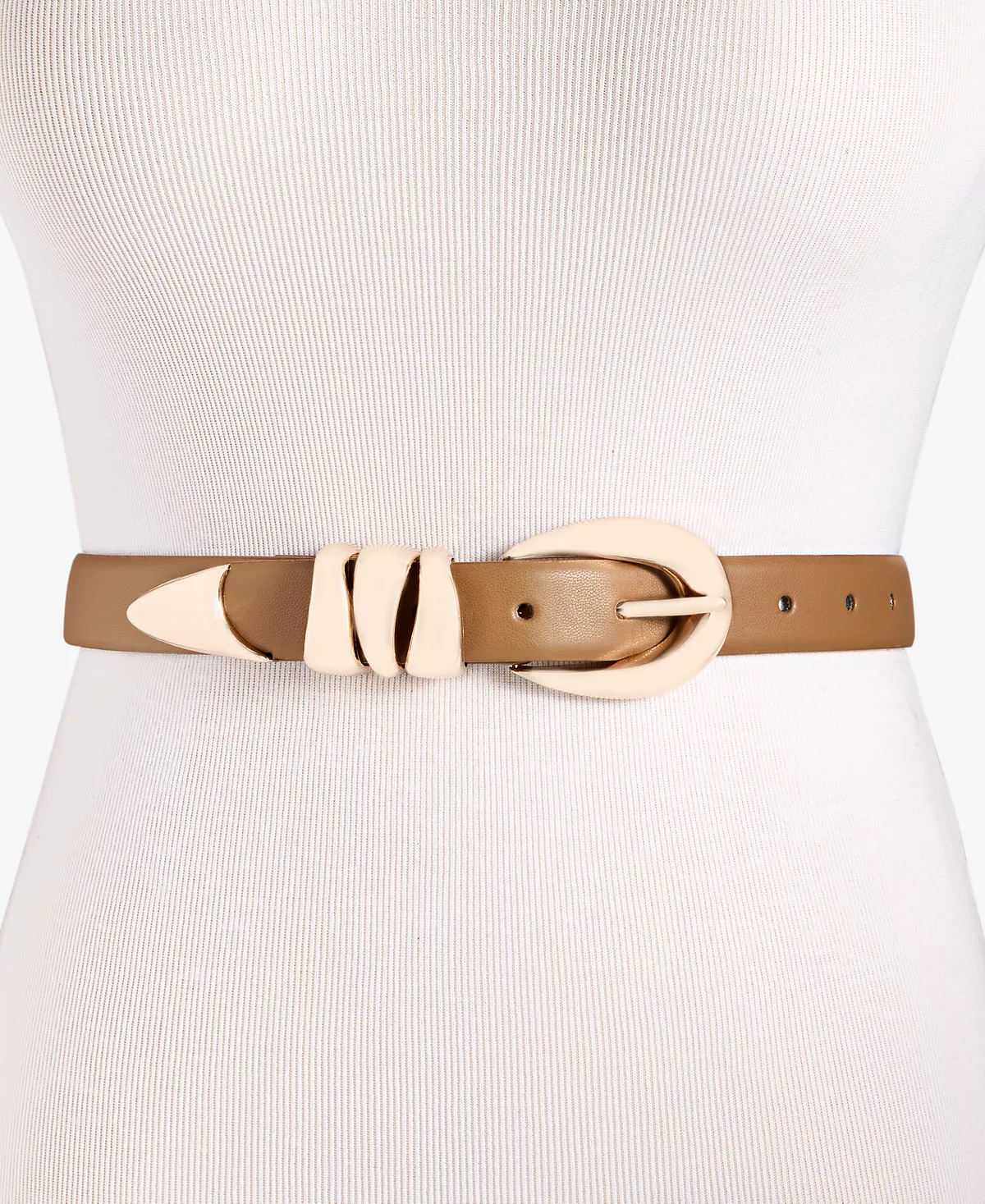 На узком поясе со скульптурной пряжкой 34-го размера эксклюзивно в Macys 9190₽