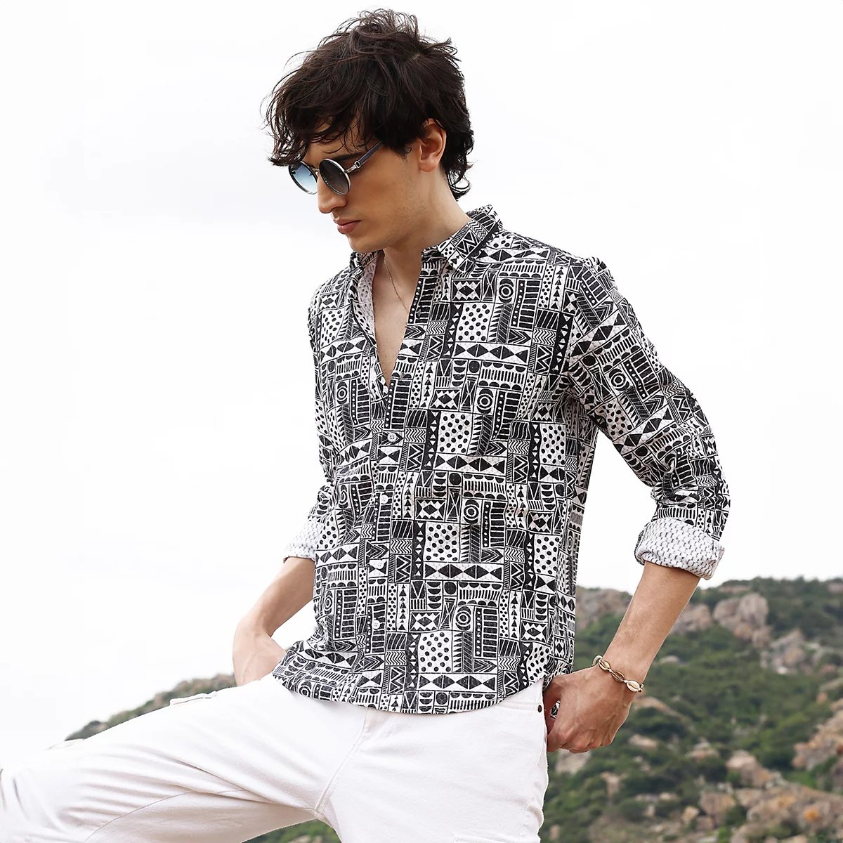 Мужская белоснежная и темно-черная абстрактная геометрическая рубашка Campus Sutra 10390₽