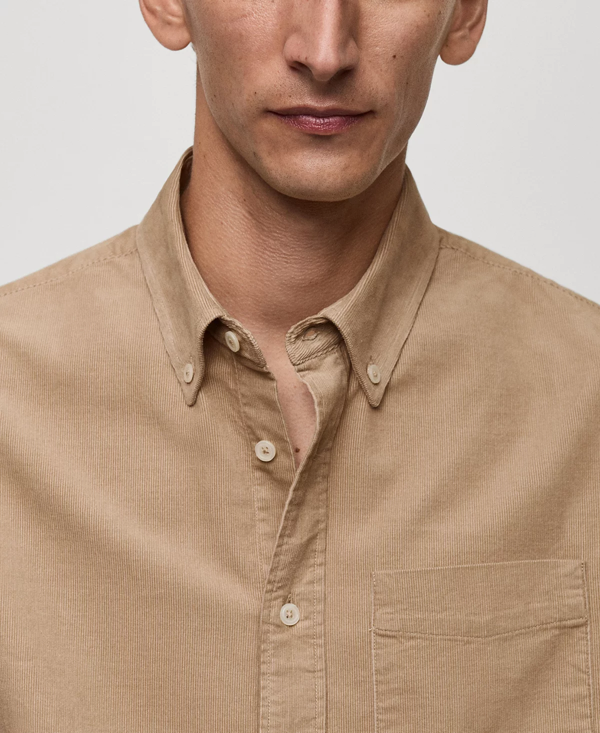 Мужская рубашка из микровельвета классического покроя от Mango 9490₽