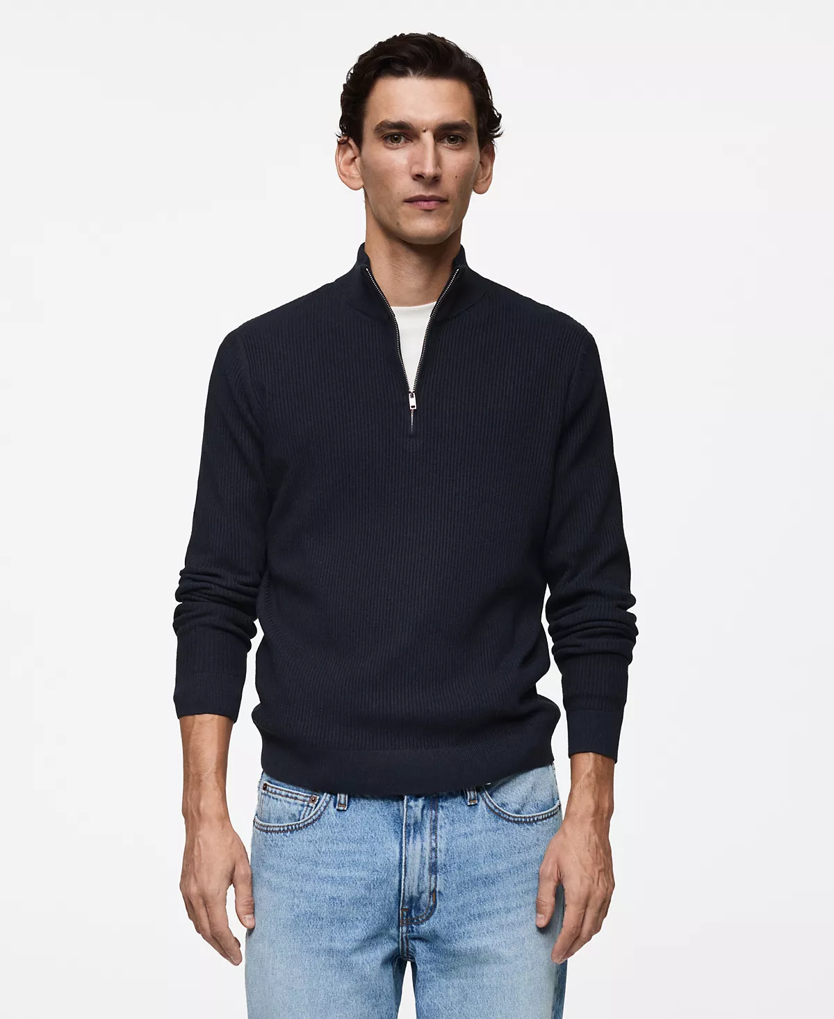 Мужской приталенный вязаный свитер Mango с застежкой на четверть молнии 11390₽