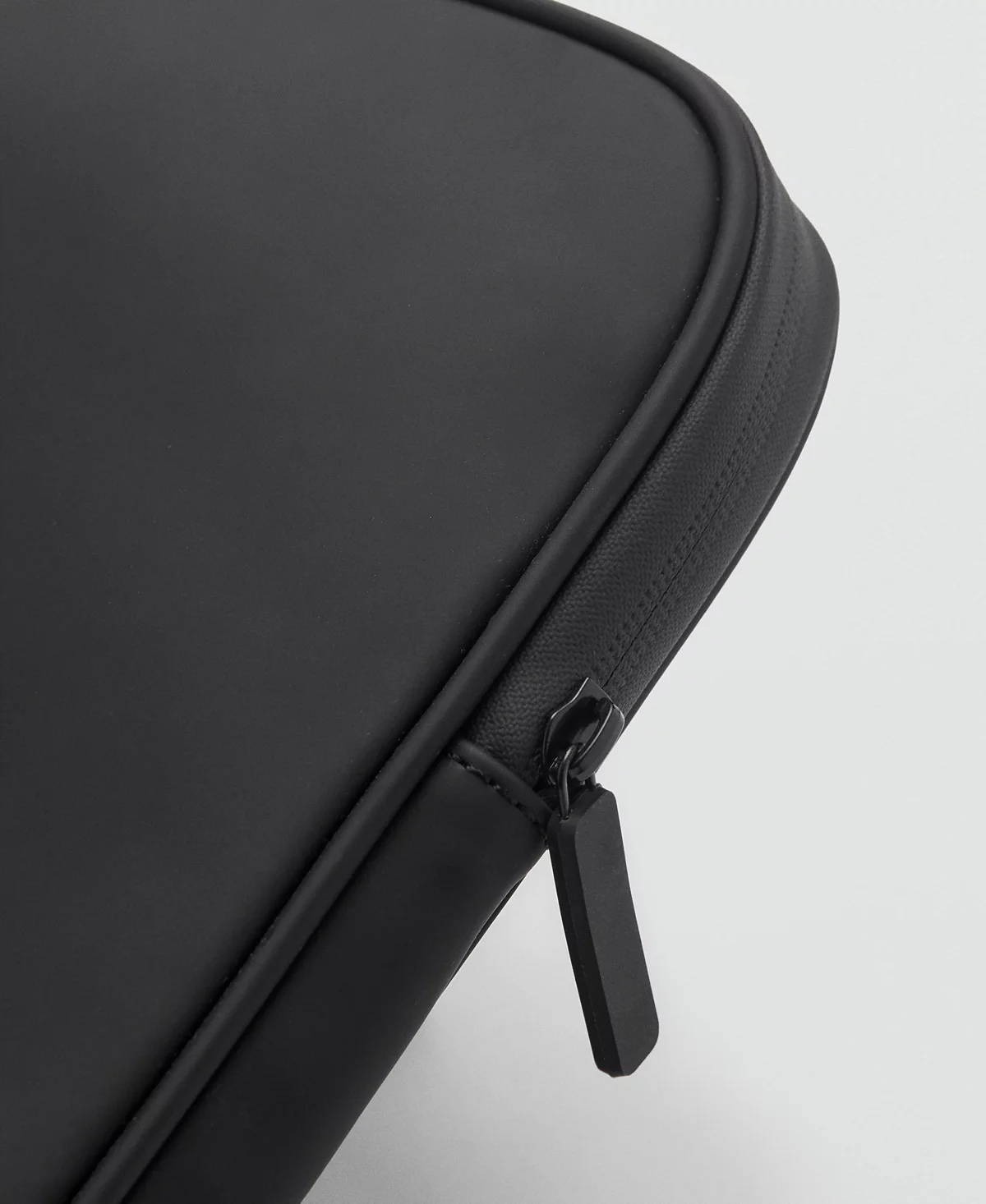 Мужской прорезиненный чехол для ноутбука Mango 9490₽