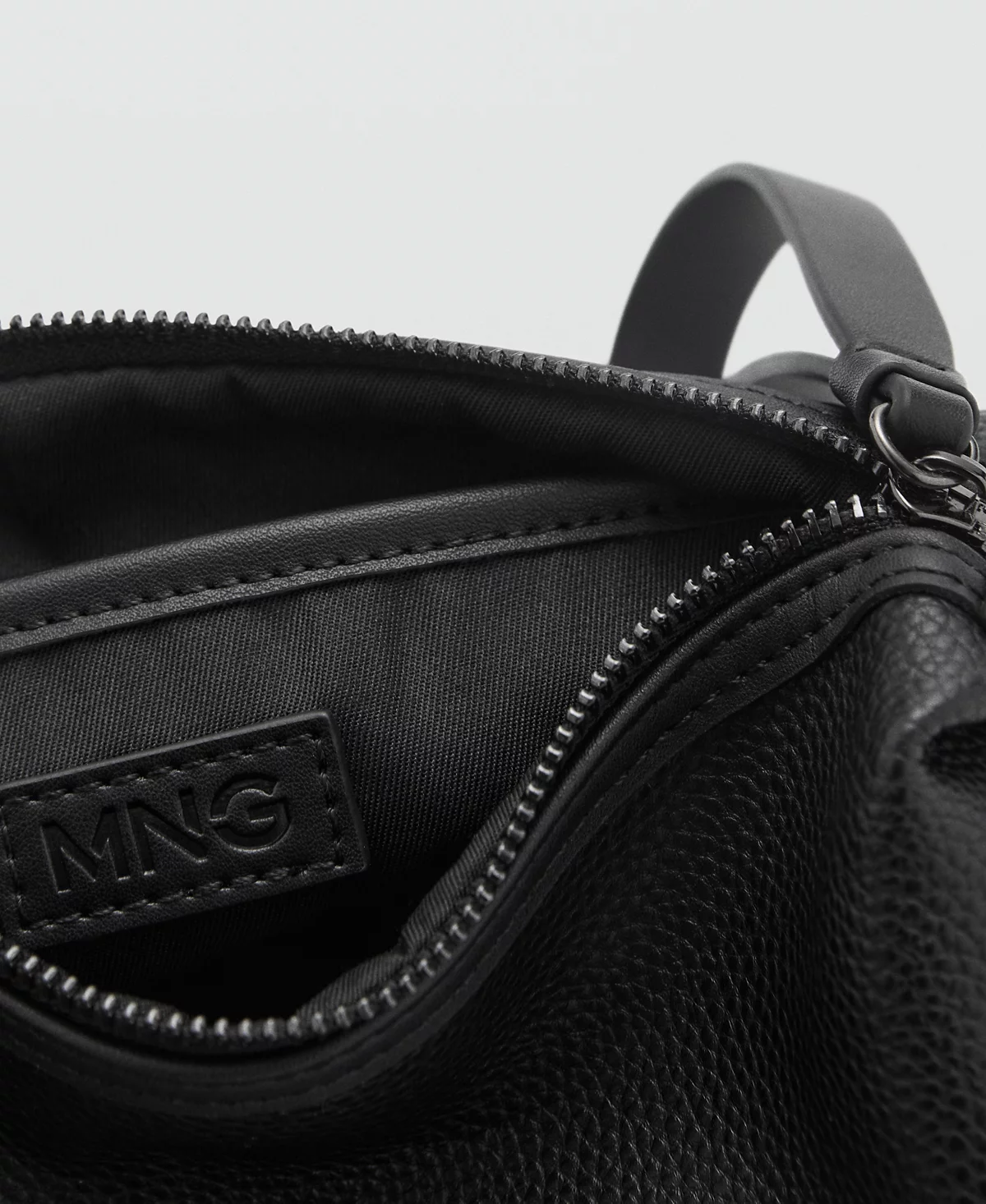 Мужская косметичка Mango с контрастным ремешком украшенная галькой 9490₽