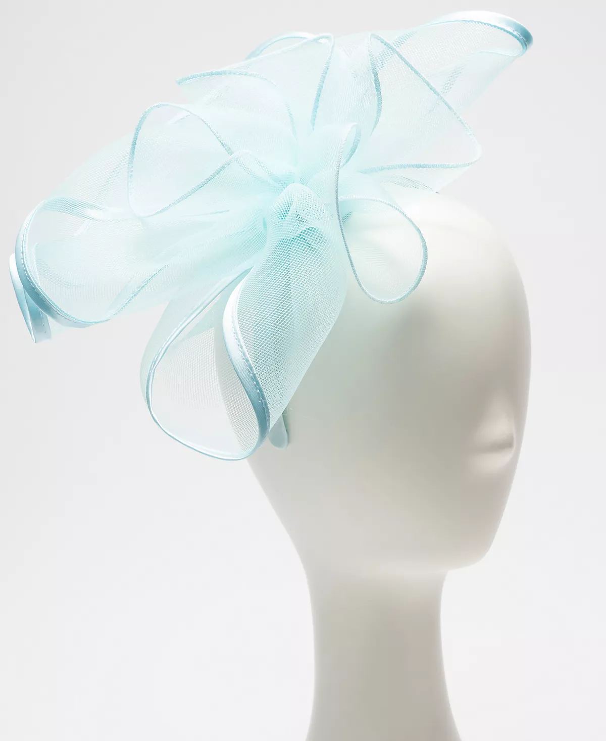 Очаровательная розетка с кринолином