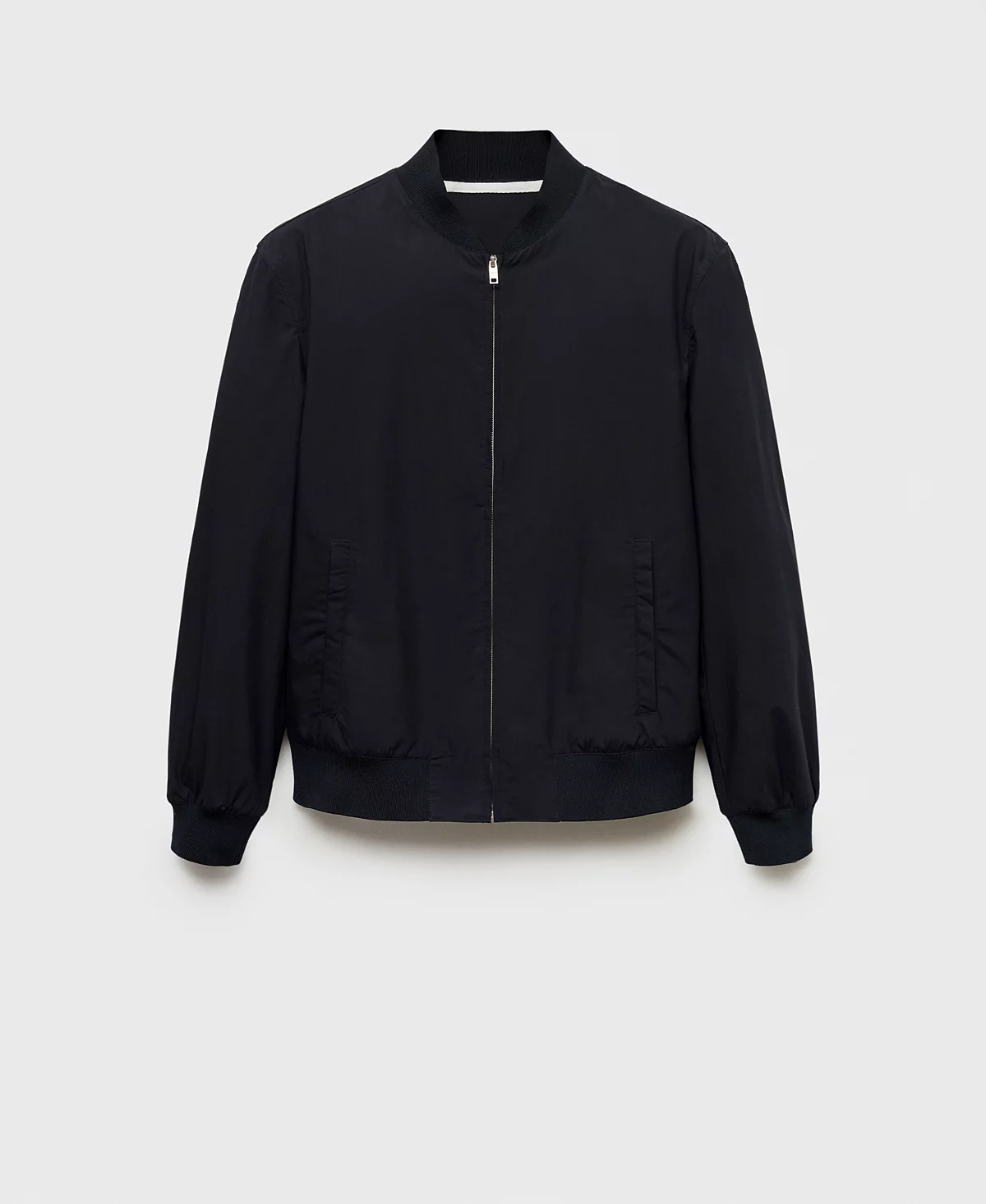 Мужская приталенная куртка-бомбер Mango 22790₽