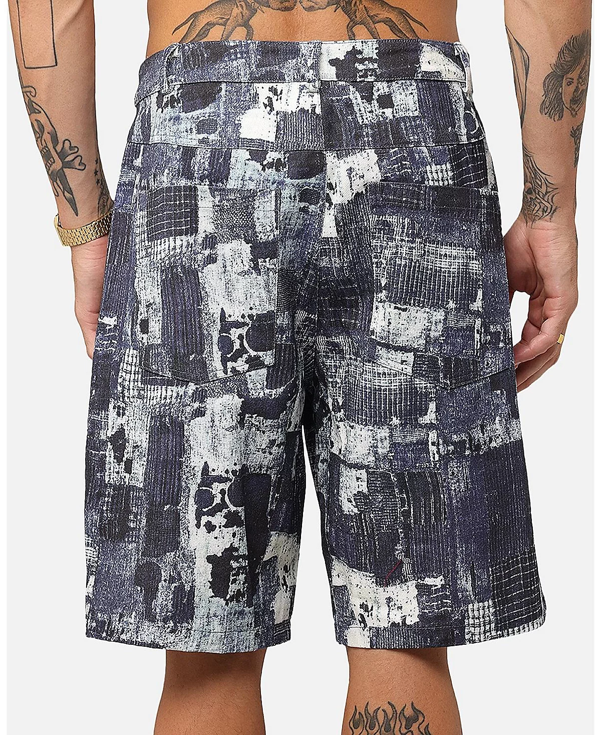 Мужские джинсовые шорты с нашивками XXIII размера с принтом 10990₽