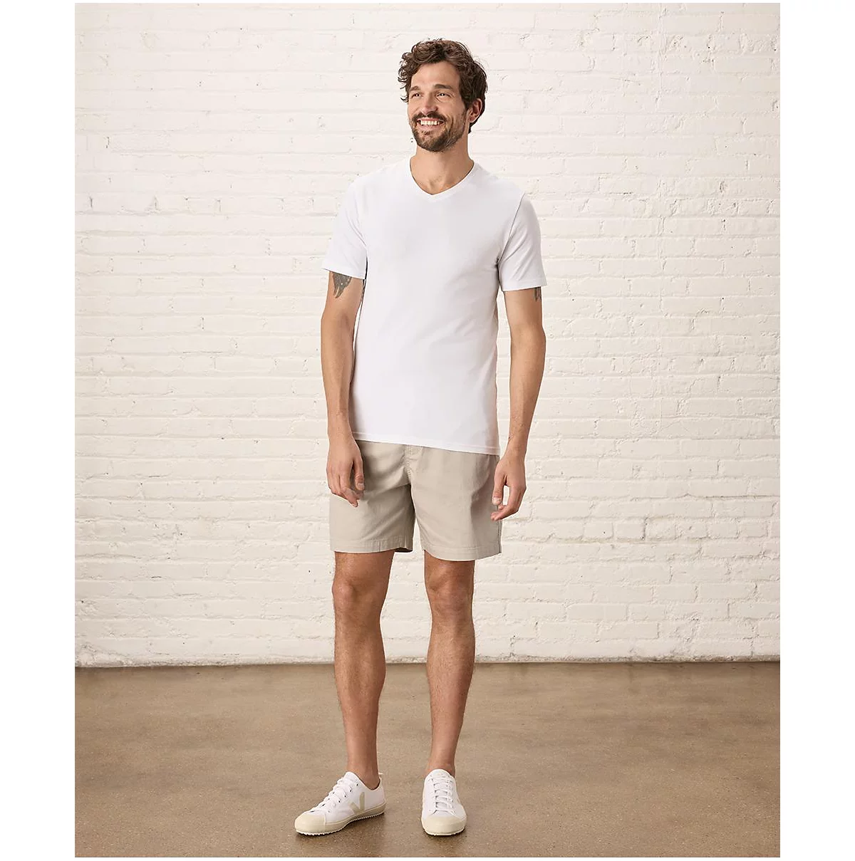 Тонкая футболка из органического хлопка класса люкс из эластичного джерси Pact для мужчин с V-образным вырезом 6490₽