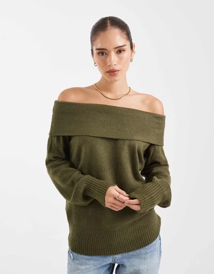 Поношенный свитер с открытыми плечами цвета хаки khaki