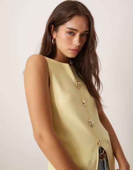 Дизайнерский вязаный жилет ASOS с вырезом лодочкой и несколькими пуговицами молочного цвета buttermilk