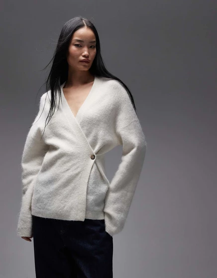 Асимметричный пушистый кардиган с запахом ARKET темно-белого цвета off-white