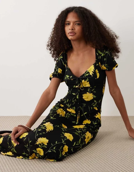 Повседневное макси-платье ASOS DESIGN с фестончатым воротником и пышными рукавами, декорированное по швам темным цветочным принтом, черное с цветочным рисунком