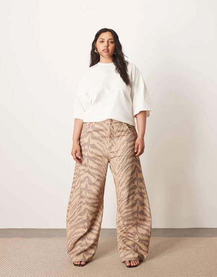 Джинсы-бочкообразки ARRANGE Curve Sydney denim с натуральным тигровым принтом natural tiger