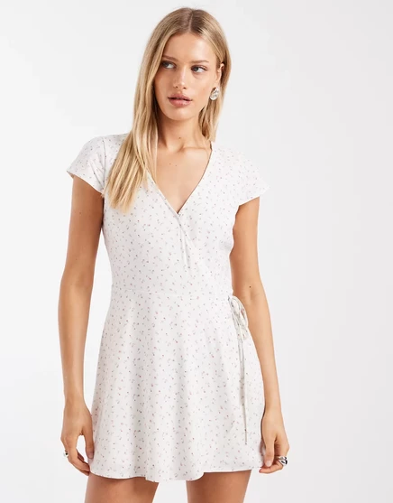 Мини-платье с запахом Hollister с коротким рукавом белого цвета в цветочек white