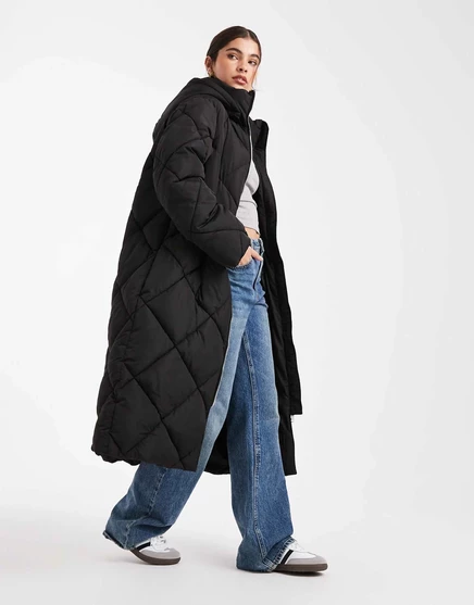 Длинное стеганое пуховое пальто с капюшоном Miss Selfridge черного цвета black