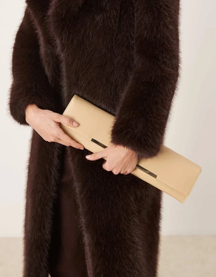 Супер удлиненный клатч ASOS DESIGN с батончиками из пахты camel
