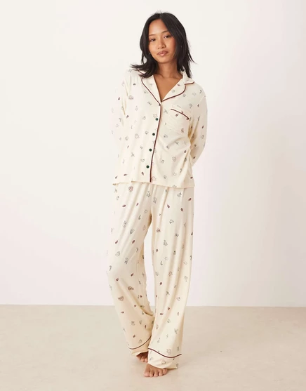 Пижамный комплект ASOS DESIGN - миниатюрная сверхмягкая рубашка с длинным рукавом и брюки с контрастной окантовкой в виде рождественской иконы. forest green print