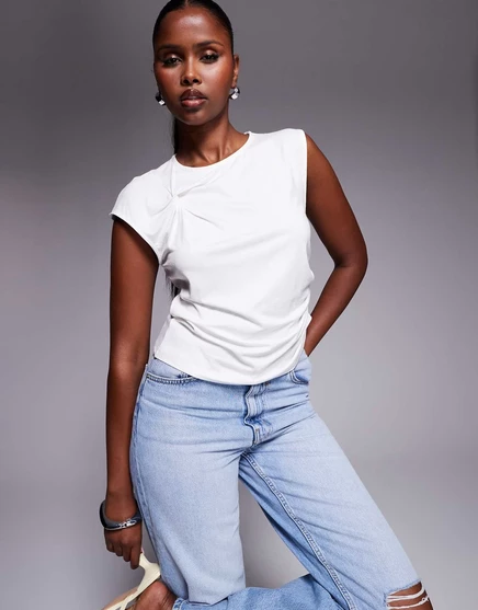 Футболка ASOS DESIGN twist с оборками по бокам на рукавах цвета слоновой кости ivory