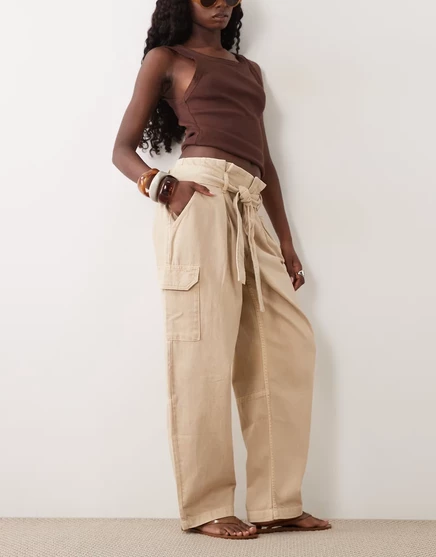 Женские брюки ASOS Design с защипами на поясе, экрю