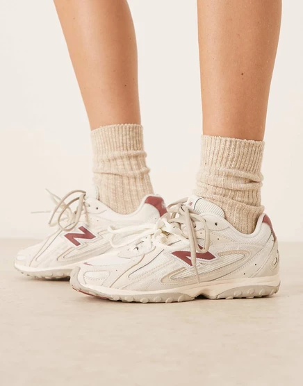 Женские кроссовки New Balance 204L молочно-белые с красным