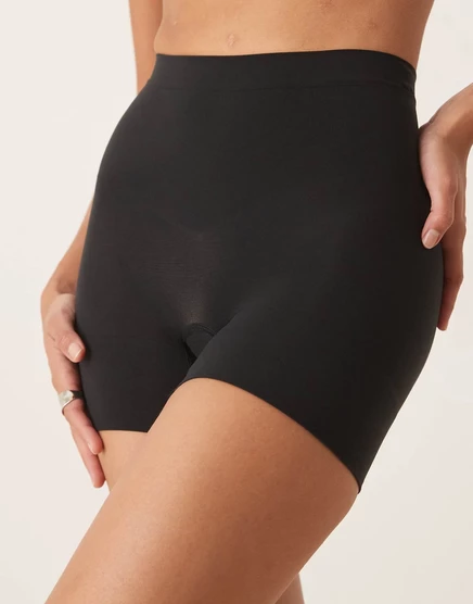 Повседневные бесшовные облегающие шорты Spanx черного цвета  black