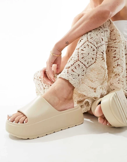 Кремовые шлепанцы на плоской платформе с рифлением ASOS DESIGN Freedom off-white