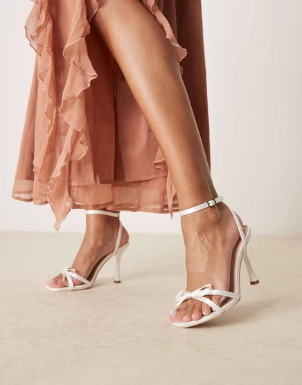 Босоножки Be Mine на высоком каблуке с бантом из атласа цвета слоновой кости ivory satin