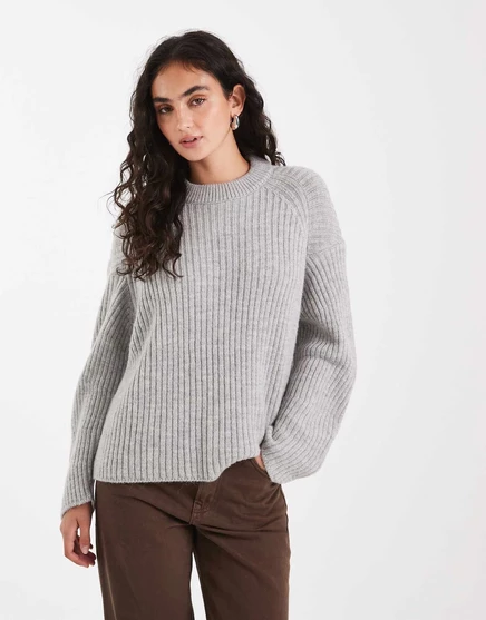 Свитер ASOS DESIGN с банановым рукавом и круглым вырезом в рубчик бледно-серого цвета pale gray