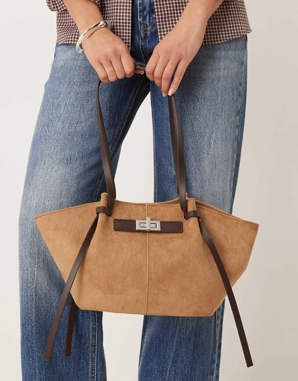 Маленькая сумка-тоут из искусственной замши Gina Tricot с ремешком и клатчем коричневого цвета.
