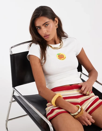 Женская короткая футболка ASOS Design с вышивкой яблока, белая