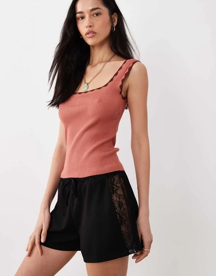 Непринужденные шорты ASOS DESIGN с кружевными вставками по бокам черного цвета black