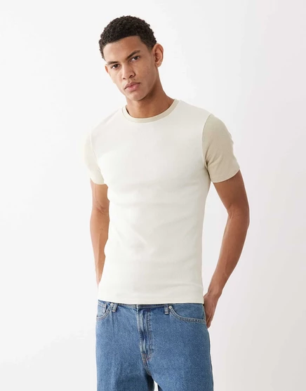 ДИЗАЙНЕРСКАЯ футболка ASOS muscle fit с контрастными рукавами в тон кремового цвета coco milk / pelican