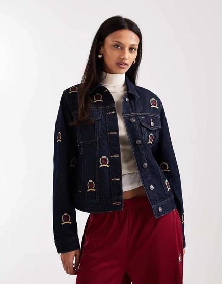 Женская джинсовая куртка Tommy Jeans с гербовым принтом, темно-индиго