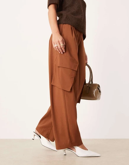 Миниатюрные брюки-бочкообразки от ASOS DESIGN, сшитые на заказ табачно-коричневого цвета brown
