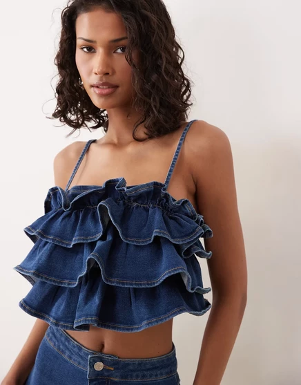 ДИЗАЙНЕРСКИЙ джинсовый топ-бандо с рюшами от ASOS темно-синего цвета - часть темно-синего комплекта