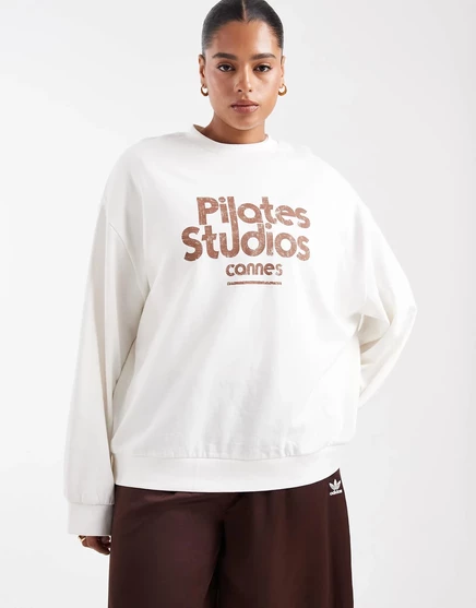 Объемная толстовка ASOS DESIGN Curve кремового цвета с рисунком студии пилатеса cream