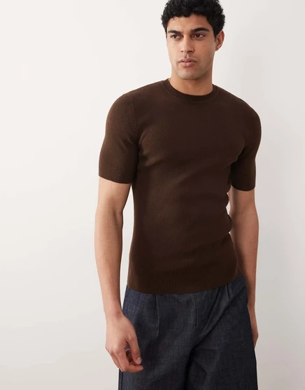 Футболка ASOS DESIGN Essential muscle fit из трикотажной хлопчатобумажной смеси с круглым вырезом коричневого цвета