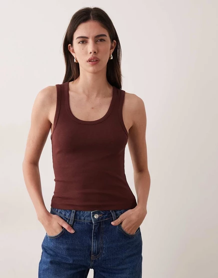 ДИЗАЙНЕРСКАЯ майка ASOS из плотного трикотажа в рубчик с круглым вырезом шоколадного цвета